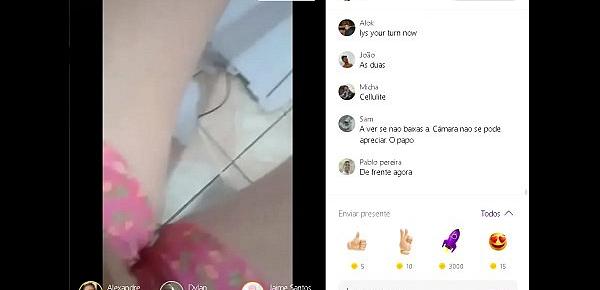  Nana do Badoo e sua irmã cheias de tesão na live